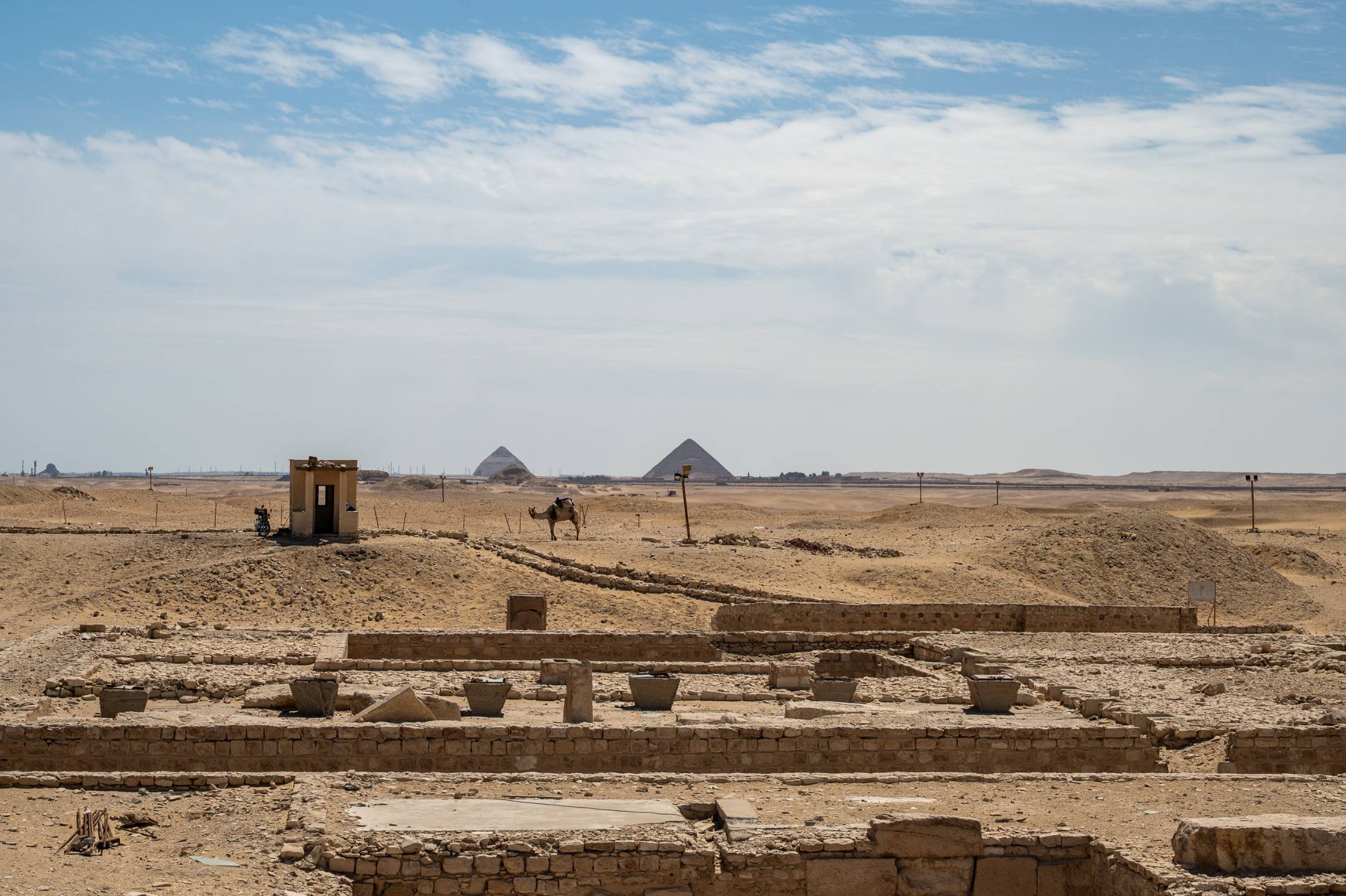 Im Hintergrund: Die Pyramiden von Dahschur