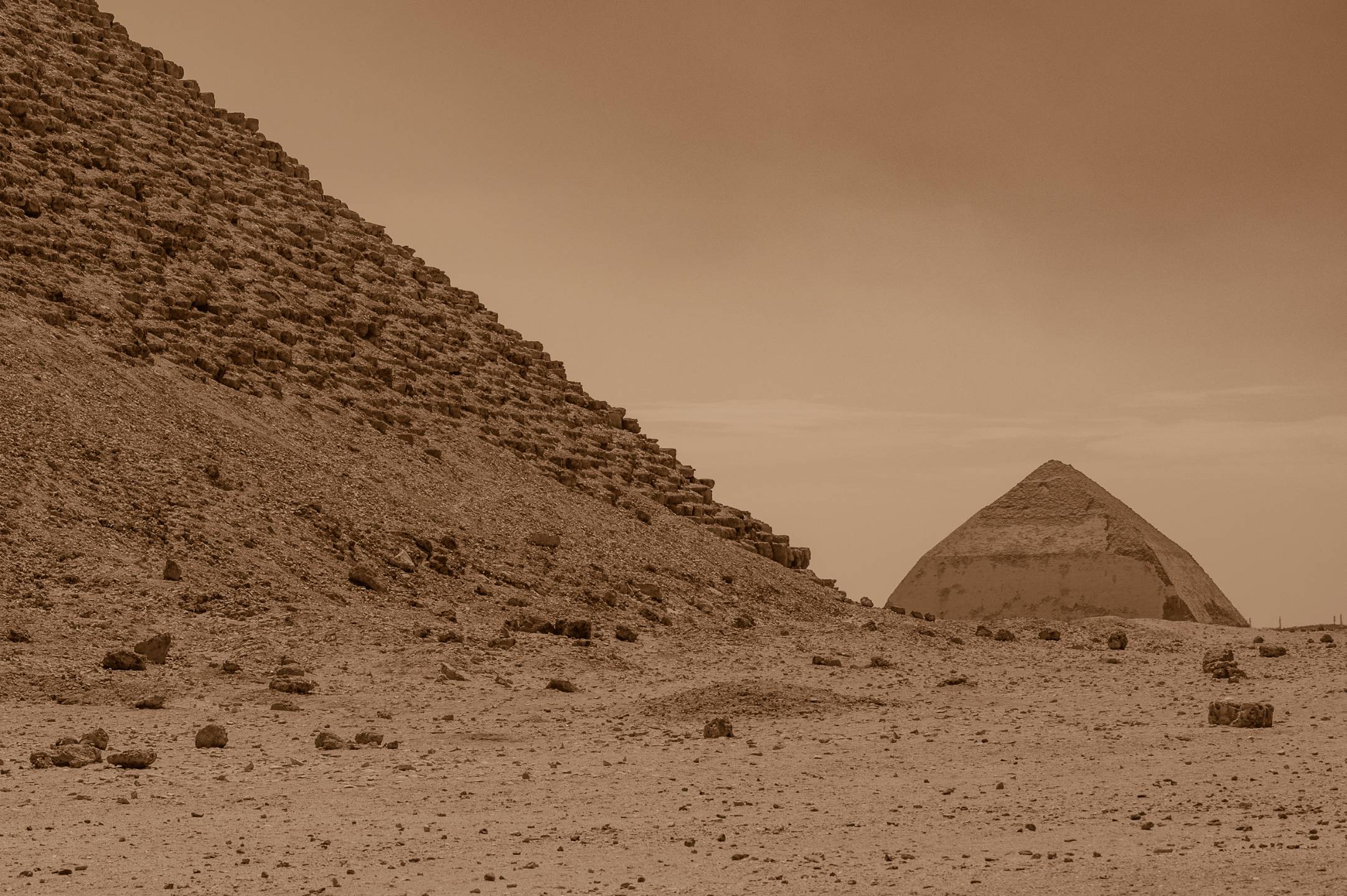 Die Knick-Pyramide des Snofru (rechts, im Hintergrund)