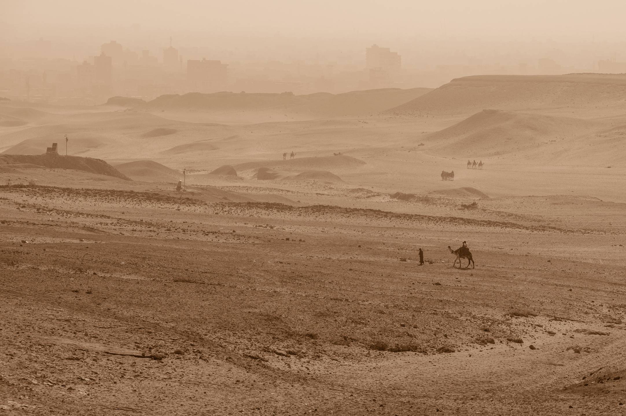 Abschied vom Gizeh-Plateau mit Hauptstadt-Silhouette