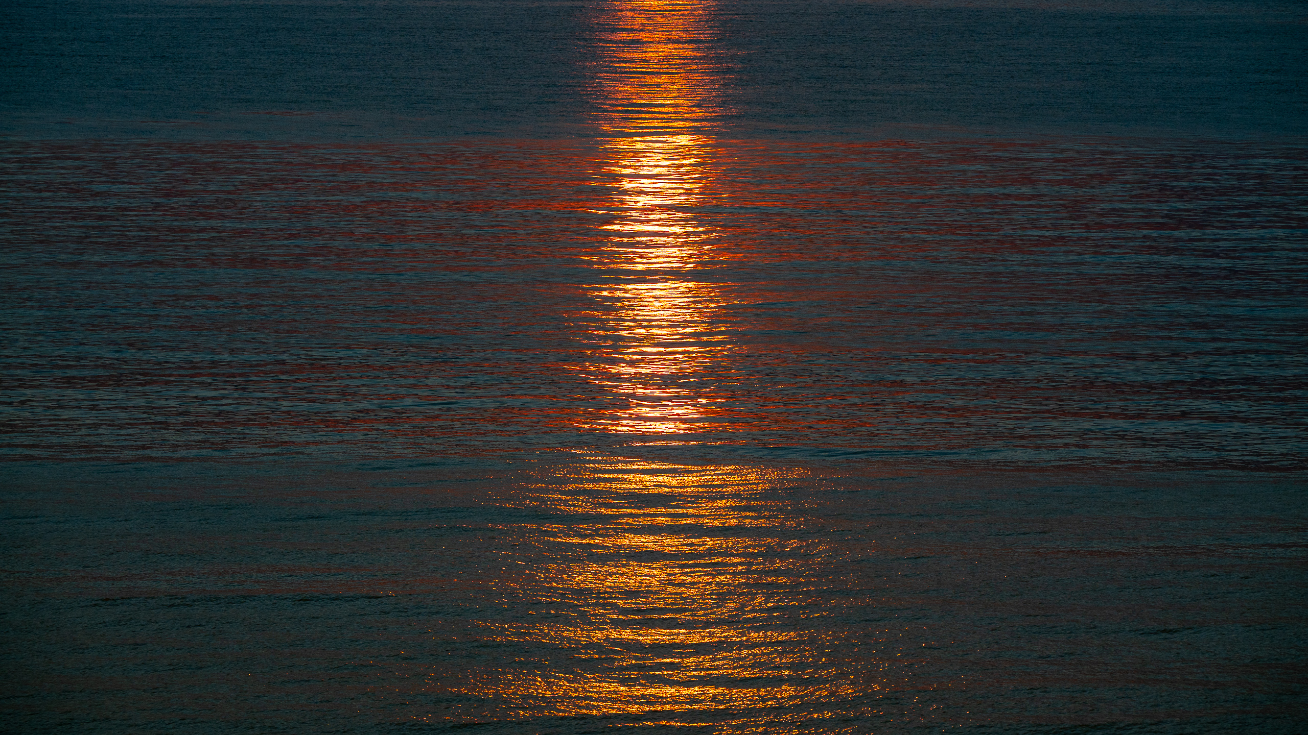 Erster Urlaubssonnenuntergang über dem Meer