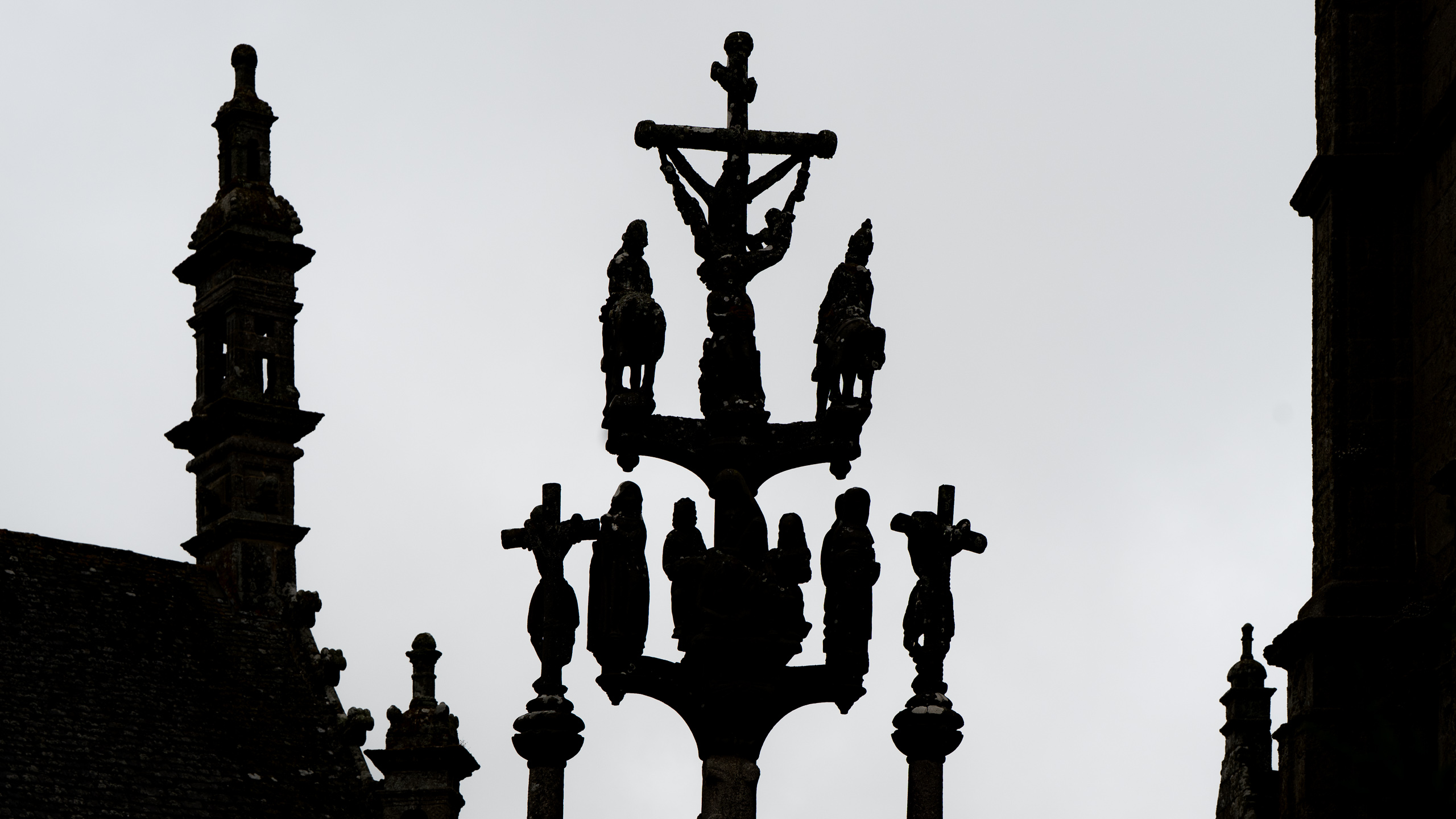 Der Calvaire von Saint-Thégonnec im Gegenlicht
