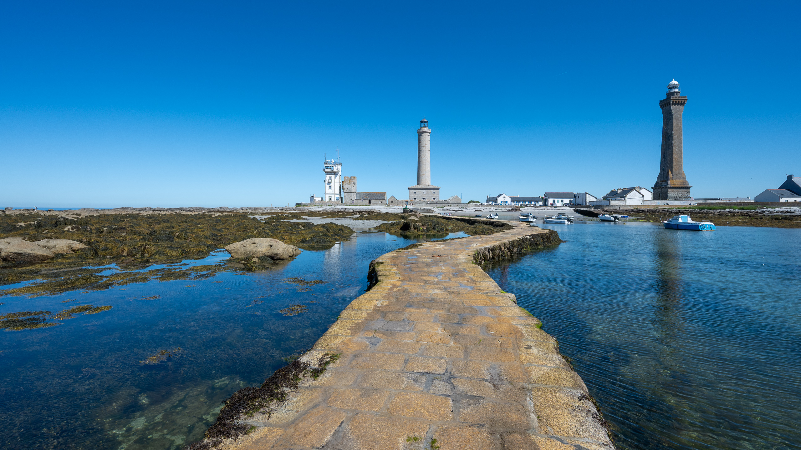 Pharre d'Eckmühl (rechts) und Vieux Phare (Mitte)