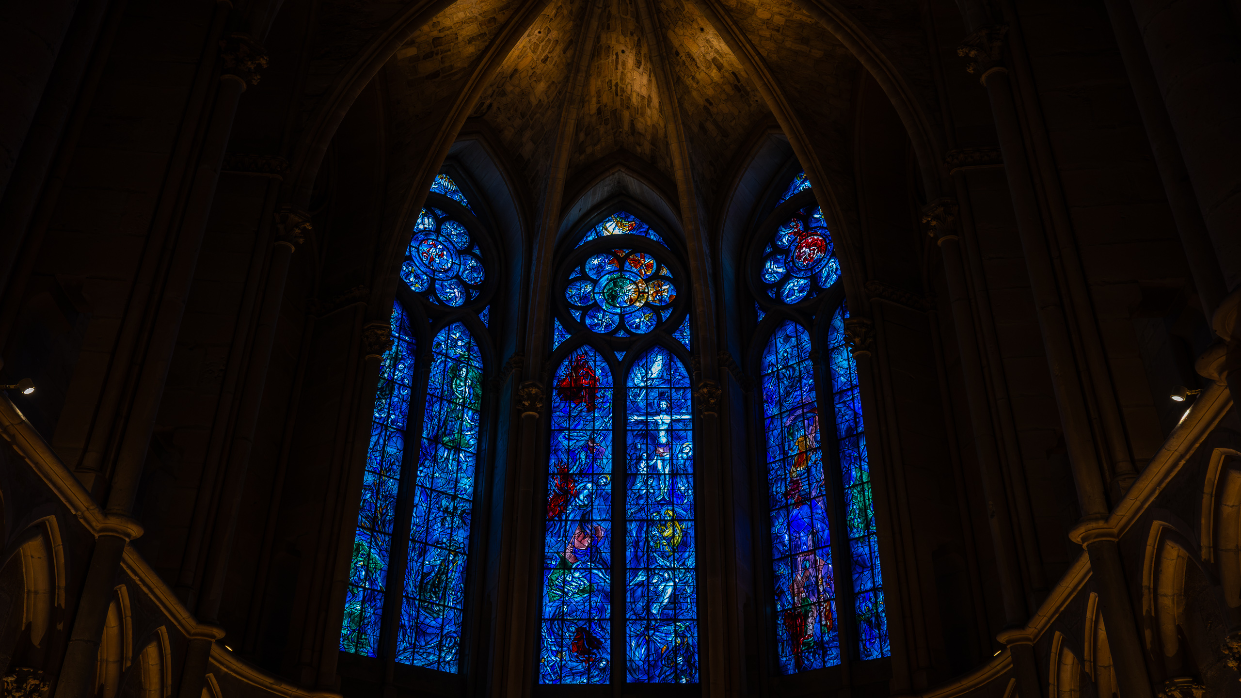 Glasfenster von Marc Chagall in der axialen Kapelle des Ostchors