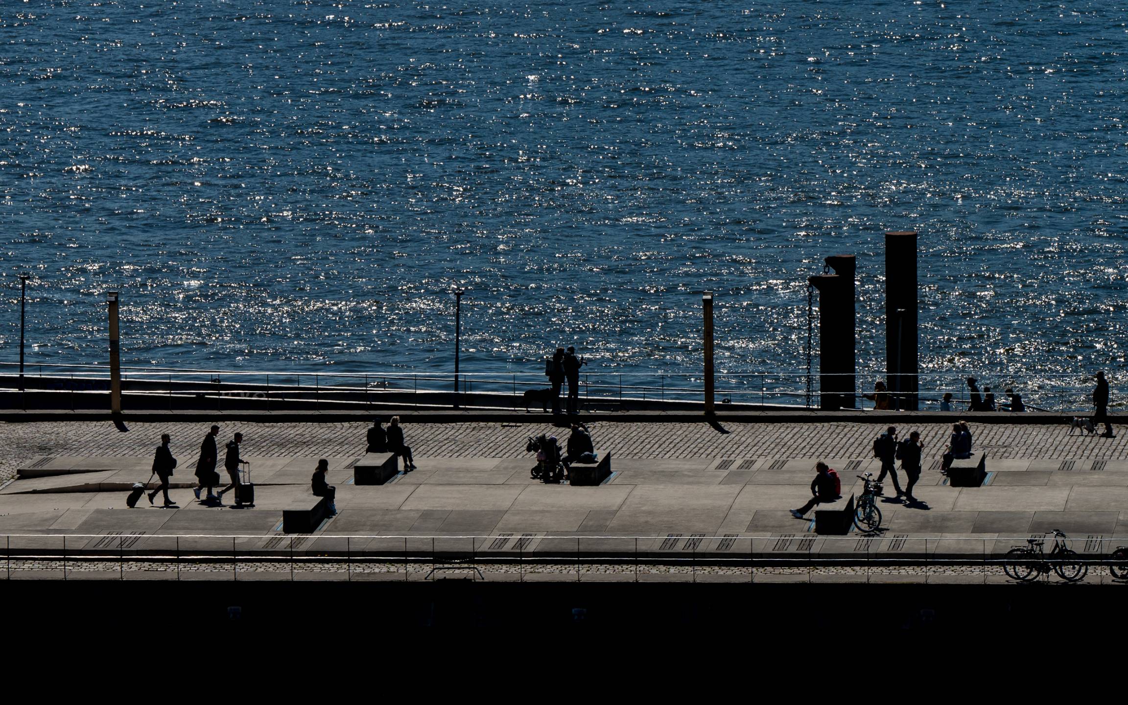 Menschen auf dem Dock
