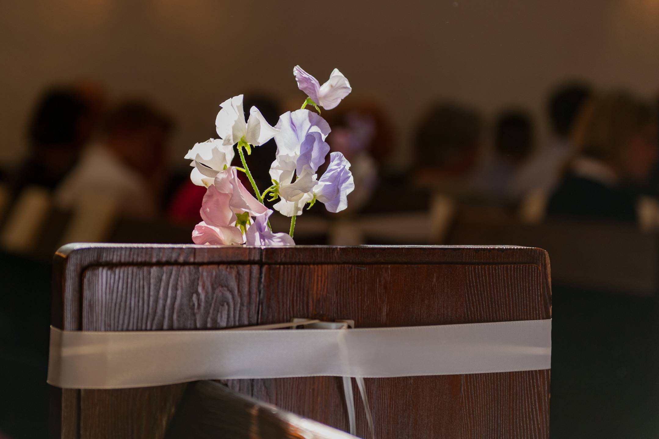 Geschmückte Kirchenbank zur Konfirmation
